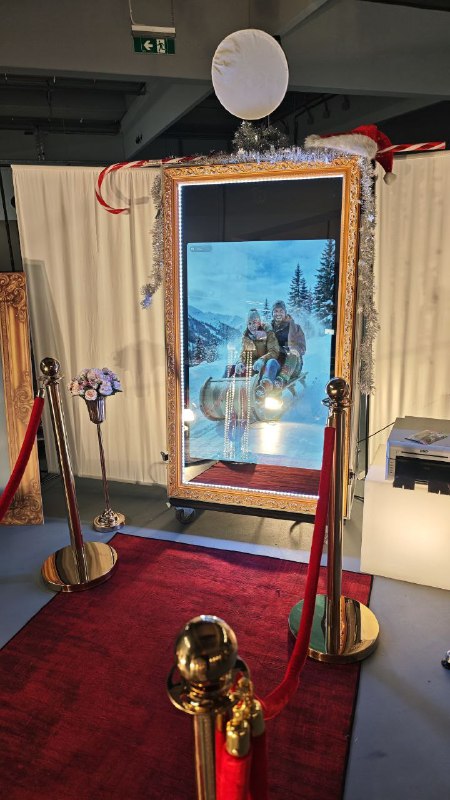 AI Fotobox mit goldenem Premium Rahmen