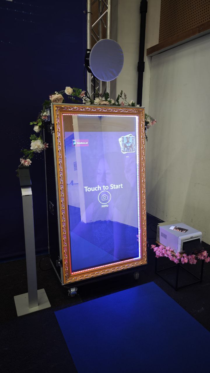 AI Fotobox mit integriertem Fotodrucker im Setup