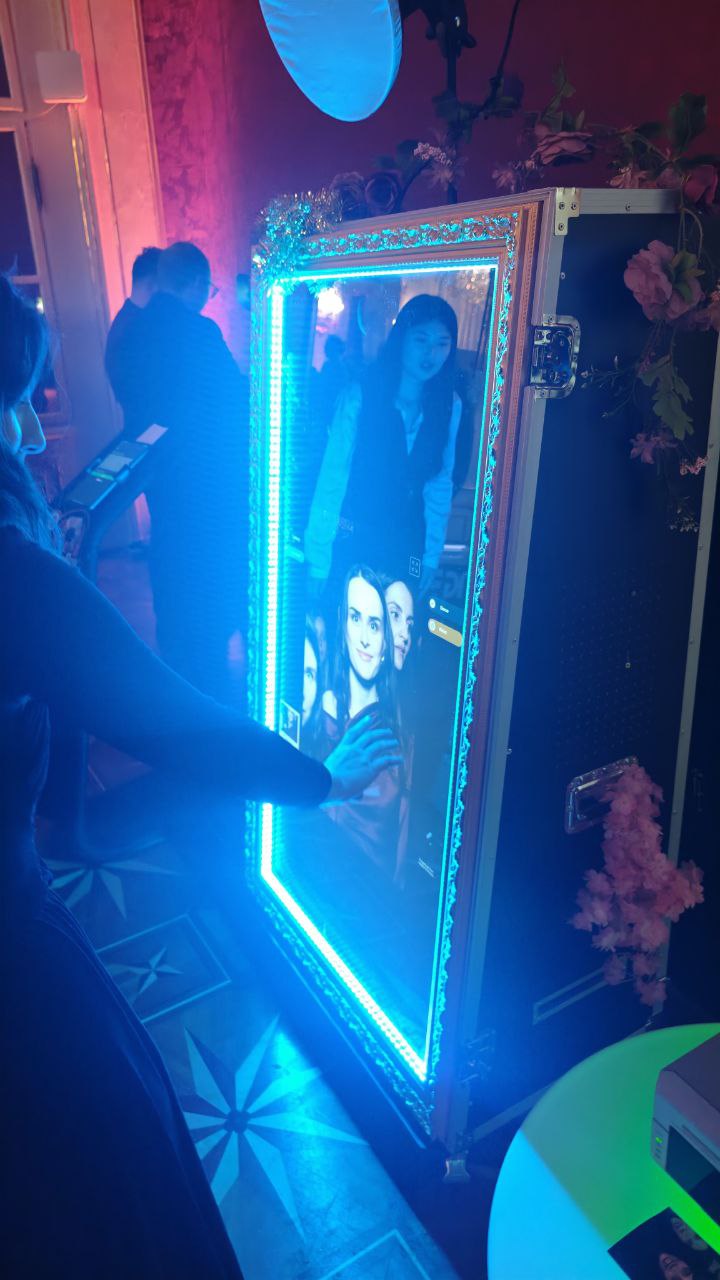 Gruppe posiert an der AI Fotobox