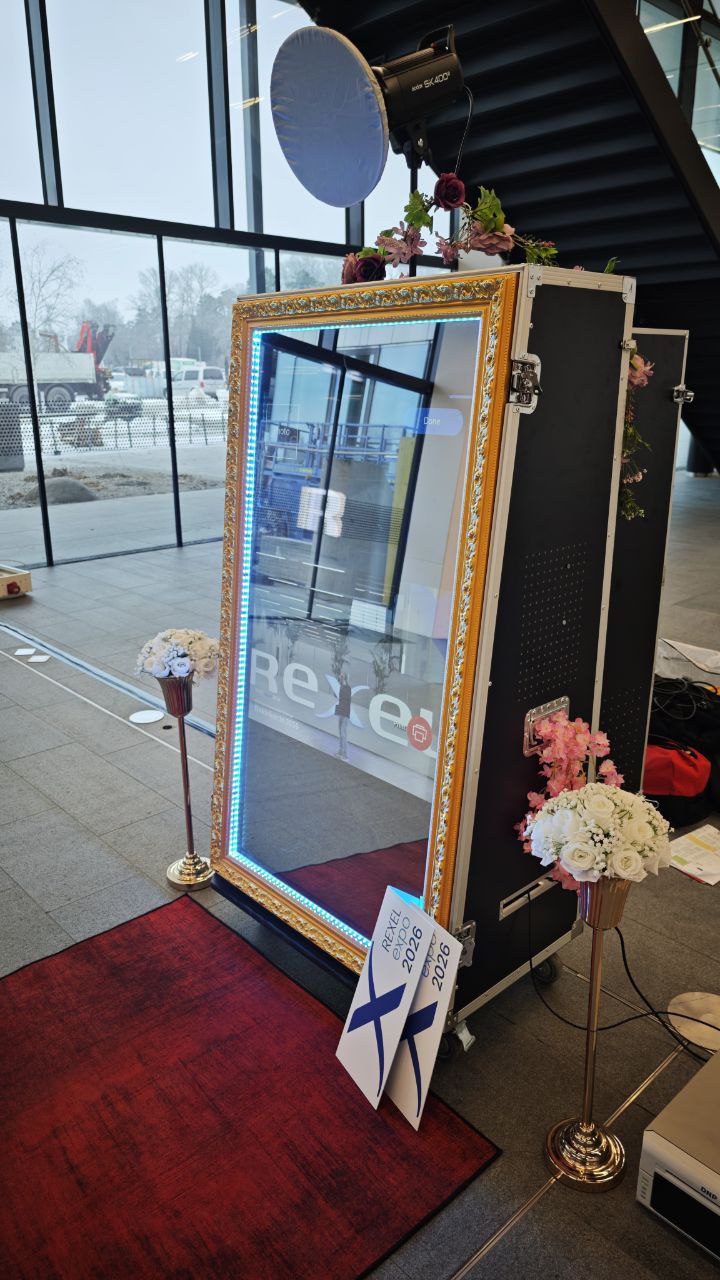 Individuell dekorierte AI Fotobox für ein Firmenevent