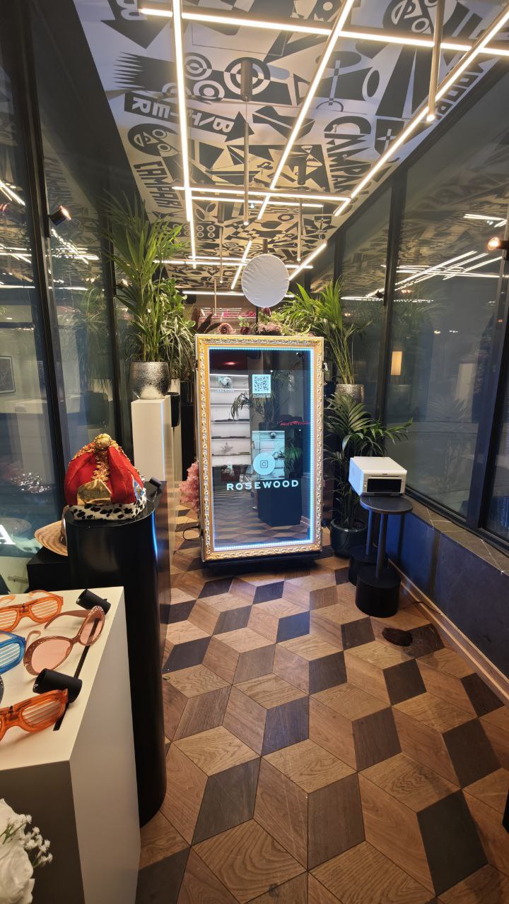 Dekorierte Fotobox mit Blumen und Branding