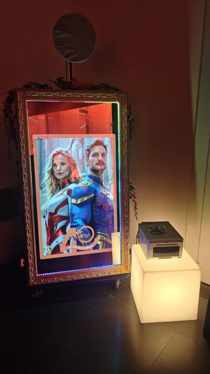 KI Fotobox mit 43-Zoll-Touchscreen