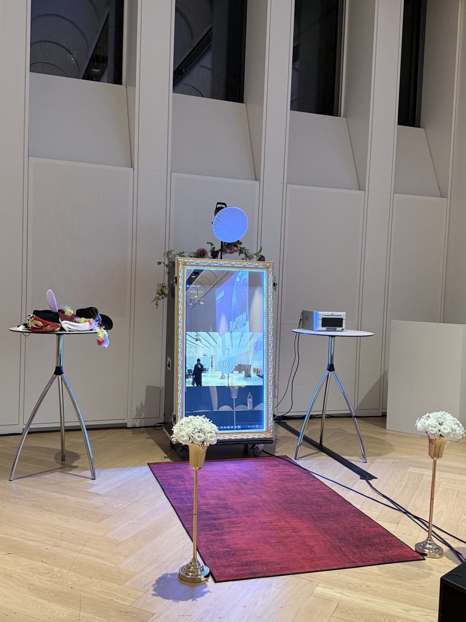 AI Fotobox mit rotem Teppich als Premium Setup