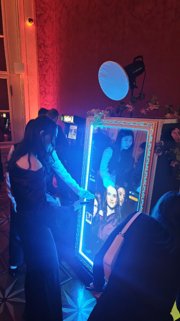 Gäste an der AI Fotobox auf einem Firmenevent